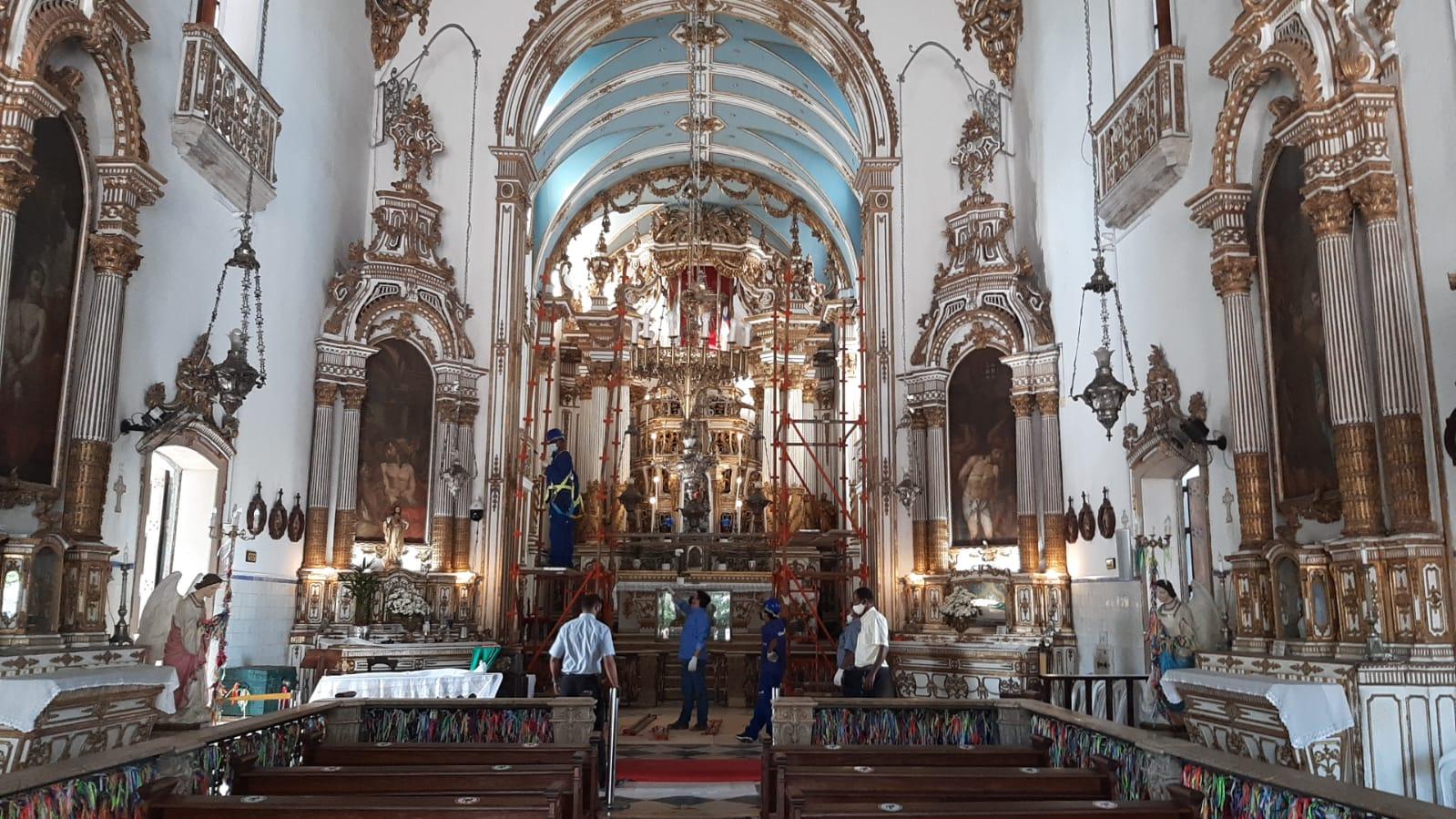 Instalação de andaimes no interior da Basílica