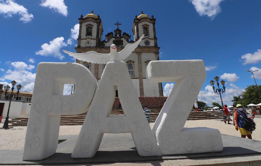 Pomba representando a paz entre as religiões