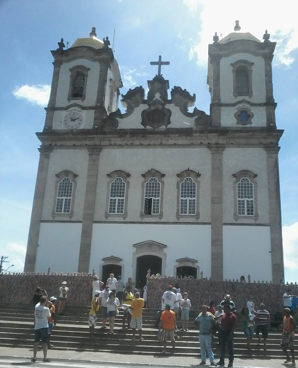 Turistas e fiéis visitam Basílica Santuário - 01/04/2016