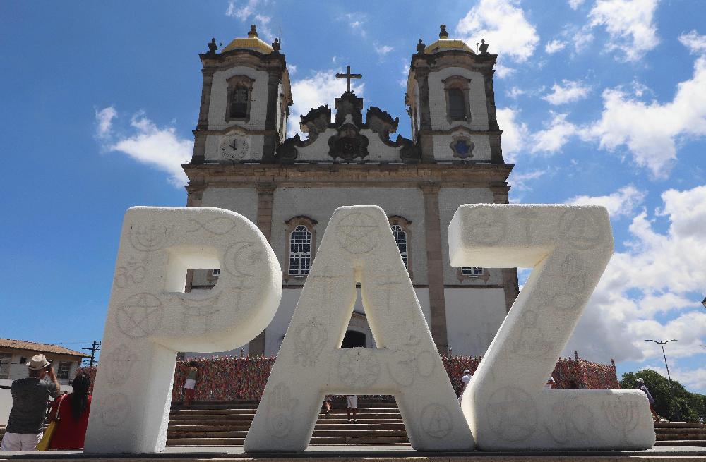 Instalação de obra de arte em favor da paz entre as religiões