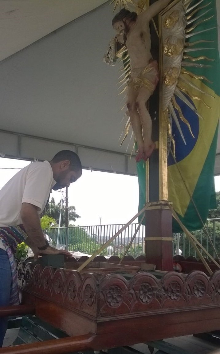 Imagem do Senhor do Bonfim sendo preparada para o Encontrão da Rádio Excelsior