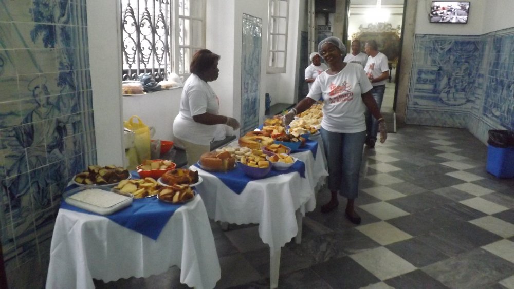 Baslica do Bonfim realiza caf pascal com participantes das missas