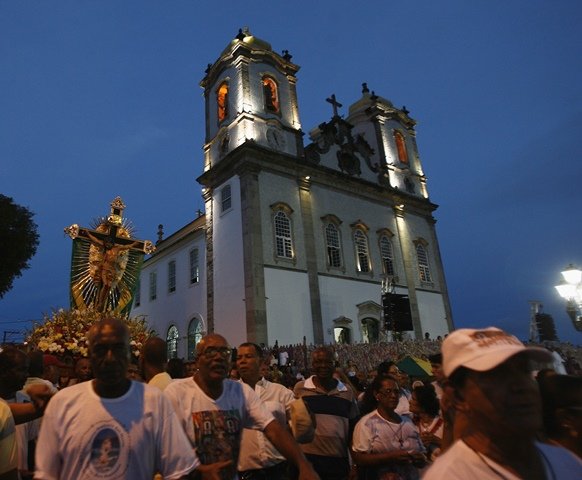 Fiis catlicos participam da 29 Caminhada Penitencial neste domingo (23)