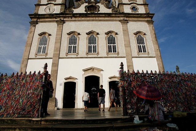 Ambulantes da Praa do Bonfim participam de missa na Baslica Santurio