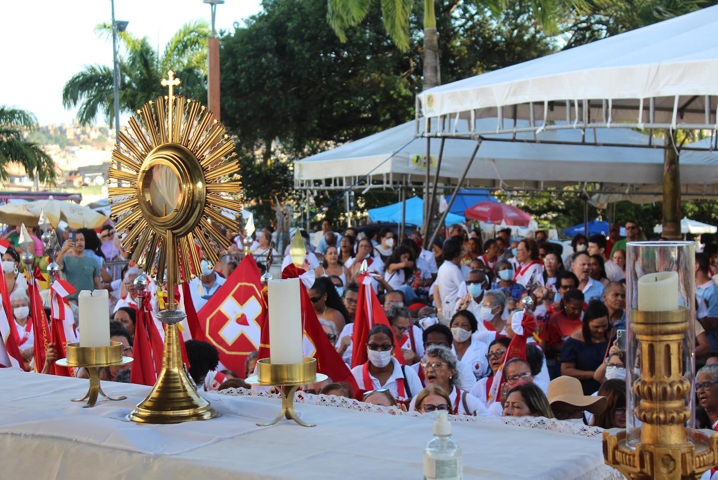 Membros da Rede Mundial de Oração do Papa sobem a Colina Sagrada