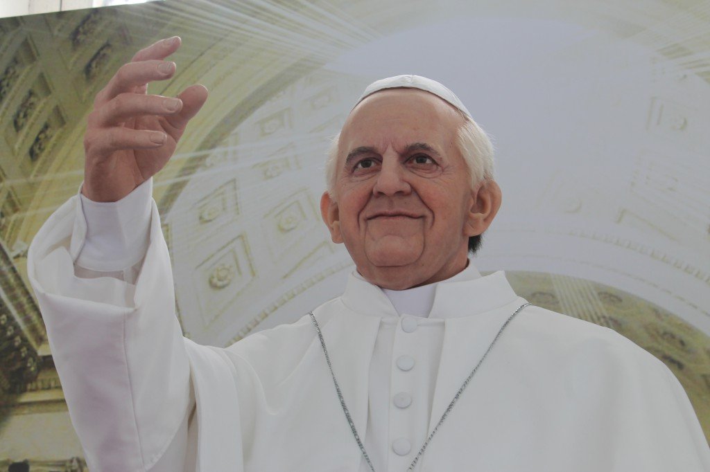 Esttua de cera do Papa Francisco est em exposio na Baslica do Bonfim