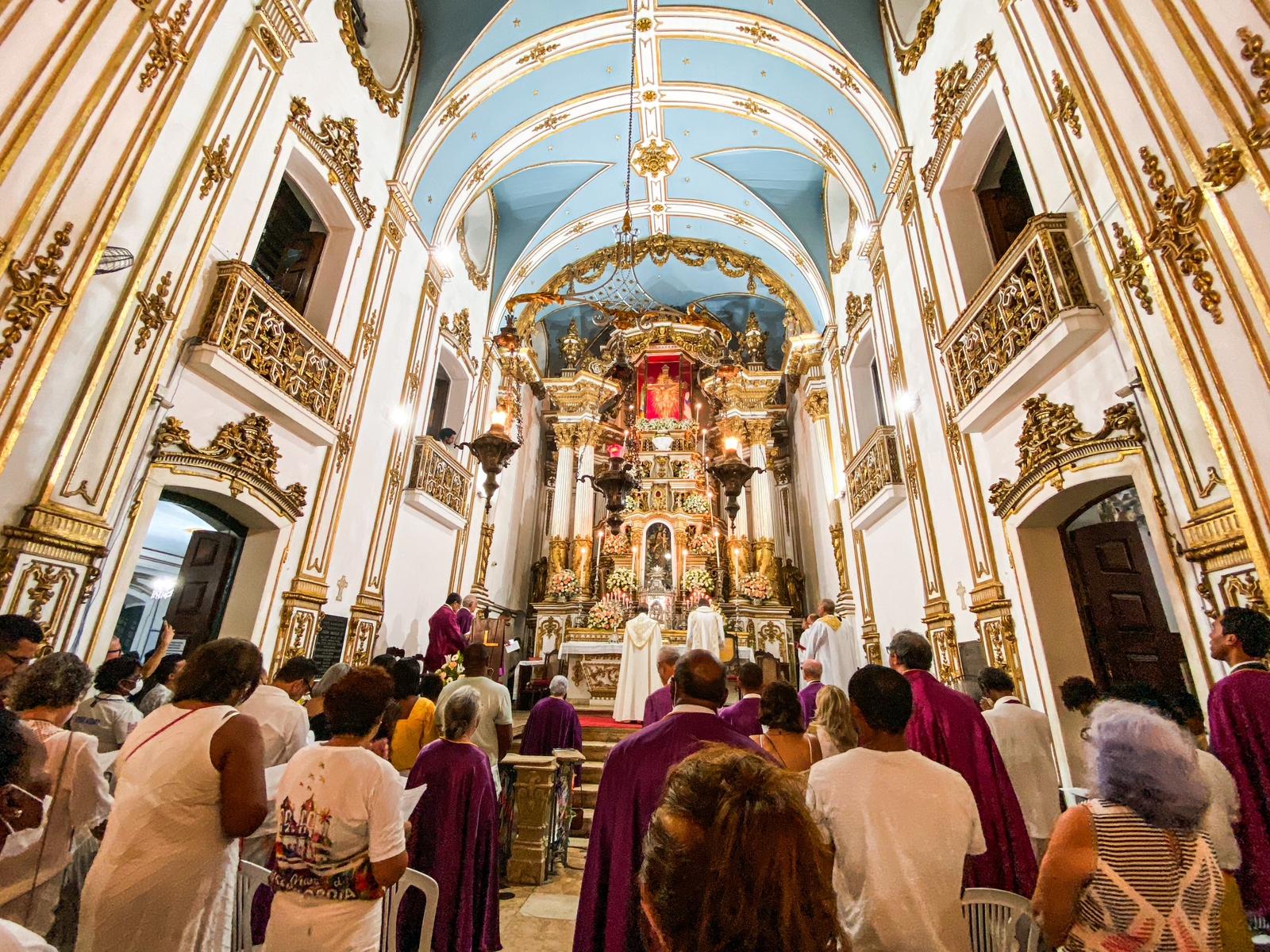 Crianças sobem a Colina Sagrada para saudar o Senhor do Bonfim