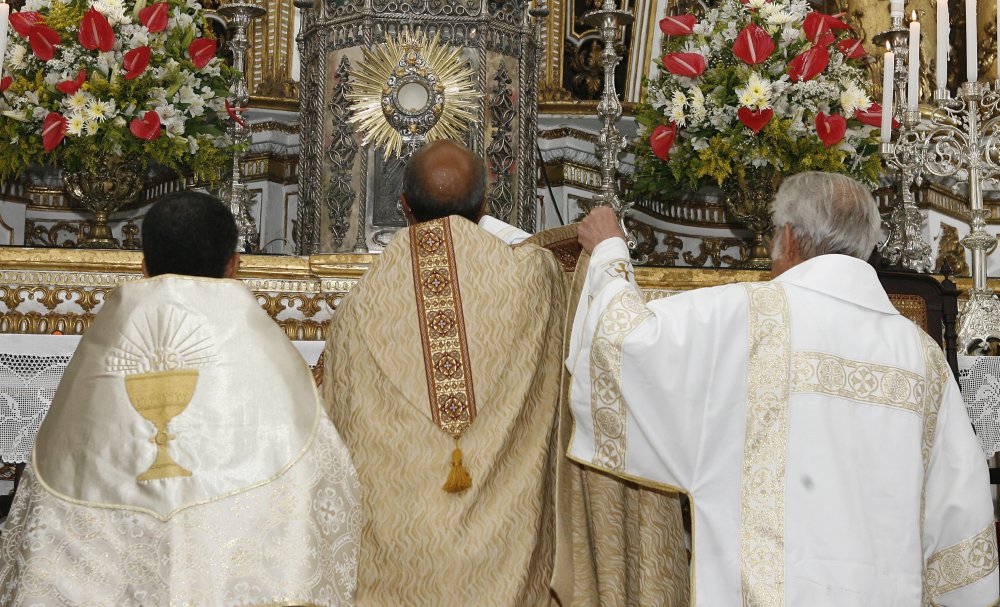Missas, adorao e procisso com o Santssimo Sacramento marcam Festa de Corpus Christi 